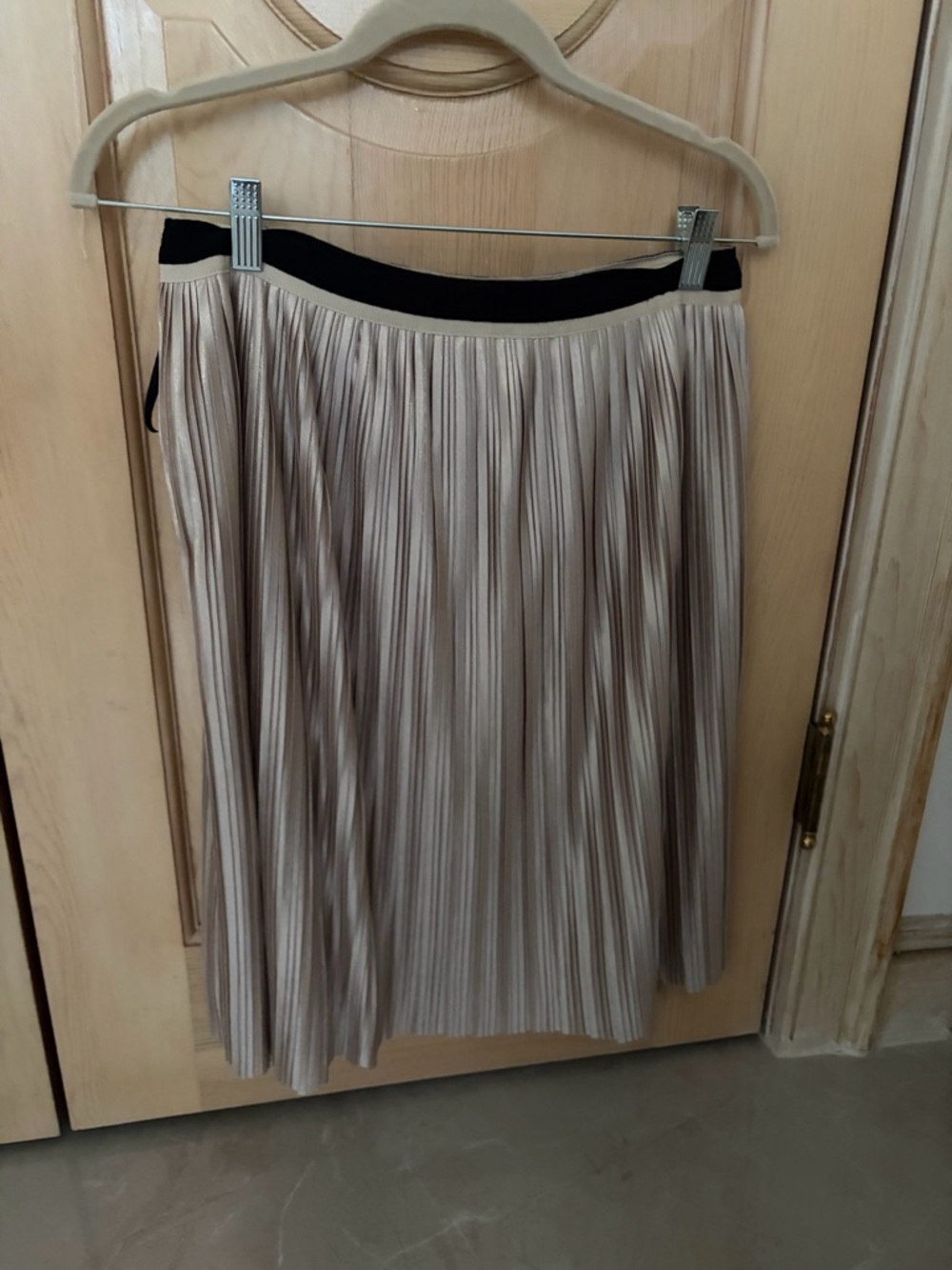 Tommy Hilfiger Beige Pleated Midi Skirt with Black Waistband 6 gold